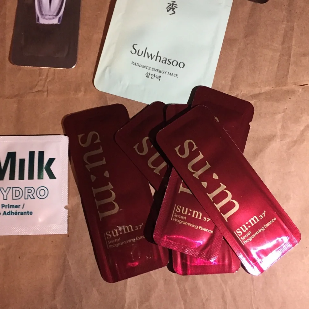 31 beauty samples & 2 cosmetic bags